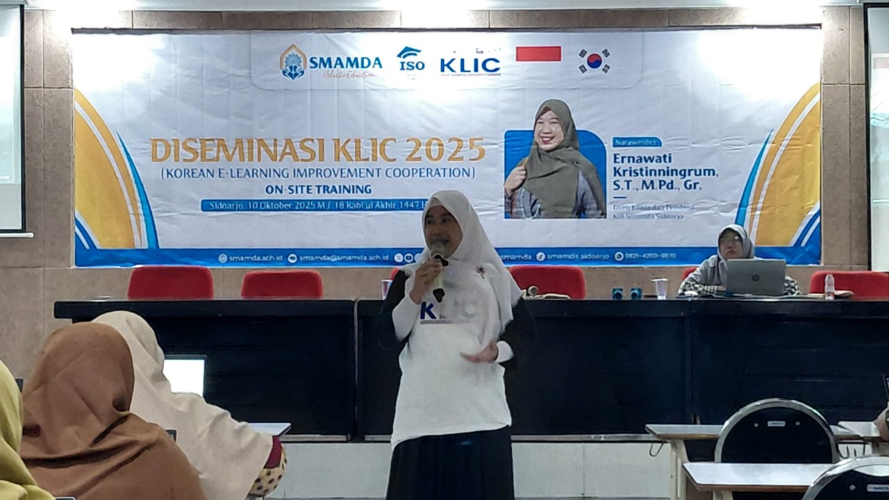 Ernawati Kristiningrum melakukan deseminasi KLIC 2025 di auditorium Nyai Walidah Smamda Sidoarjo, Jumat (10/10/2025). (Alfi Faridian/smamda.sch.id)