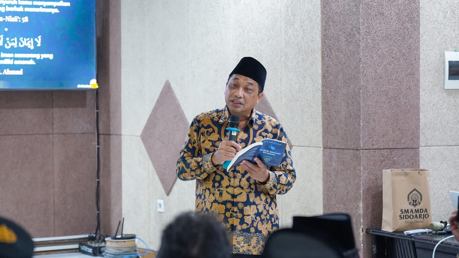 Ir. Tamhid Masyhudih, Wakil Ketua PWM Jawa Timur, menyampaikan materi pada kegiatan Kajian Ramadhan guru dan karyawan SMA Muhammadiyah 2 Sidoarjo, Kamis (12/3/2026). (Dian Arif Fajar/smamda.sch.id)