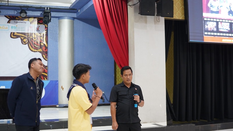 Ipda Heri Kasianto SH (kanan) Kasubnit 2 Unit 1 Pidum Satreskrim Polresta Sidoarjo sedang menyampaikan materi bahaya judi online di Auditorium KH. AR Fachrudin, Selasa (15/07/2025). (Dokpan/smamda.sch.id)