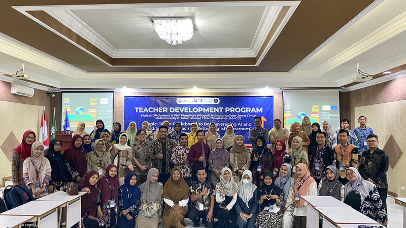 Peserta Teacher Training foto bersama seluruh peserta program EPP dan GAC di aula Nyai Walidah Smamda Sidoarjo, Sabtu (11/1/2025). (Elvina/smamda.sch.id)