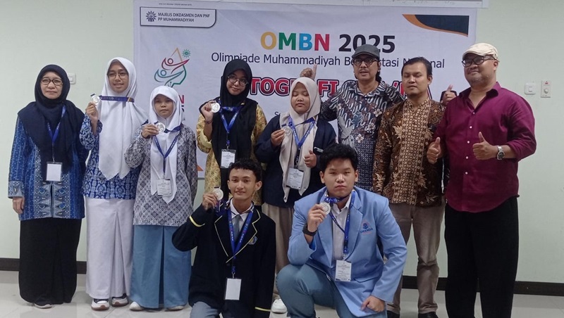 Safa Kalani Sogoh (almamater biru), foto bersama penerima medali pada OMBN 2025 di Gedung GKB 1 Universitas Muhammadiyah Semarang, Sabtu (25/1/2025). (Naimul Hajar/smamda.sch.id)