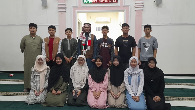 Anggota KM3 Smamda Sidoarjo foto bersama saat pelaksanaan Ramadan Camp di masjid Ash-Shobirin, Sabtu (15/03/2025). (Istimewa/smamda.sch.id)