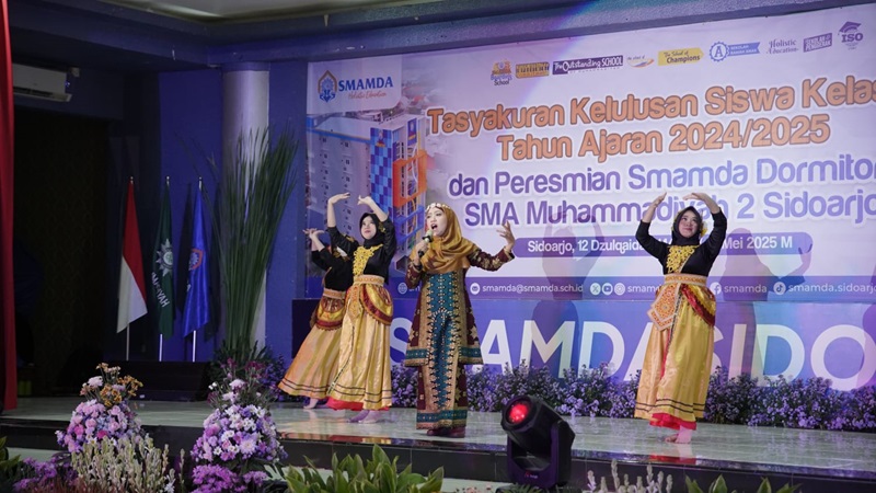 Mirna Ristanti saat tampil di acara Tasyakuran Kelas XII dan peresmian Smamda Dormitory di auditorium AR. Fakhruddin, Sabtu (10/05/2025). (Zaki&Zola/smamda.sch.id)