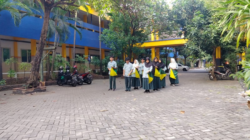 Anggota HW Smamda Sidoarjo sedang latihan semaphore dance untuk persiapan lomba, Kamis (25/7/2024). (M. Zainal Arifin/smamda.sch.id)
