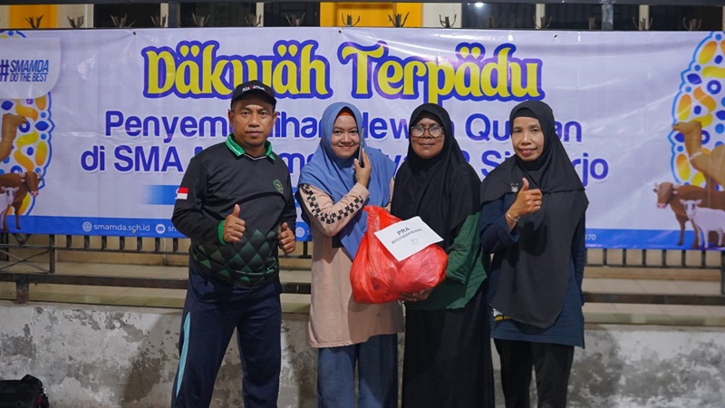 Penyerahan paket kurban Smamda Sidoarjo kepada PRA di lingkungan lingkungan Sidowayah, Sabtu (7/6/2025). (Dian Arif Fajar/smamda.sch.id)
